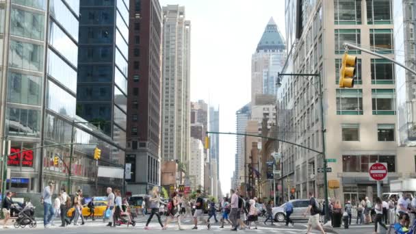 People crossing street in the city — Stock Video