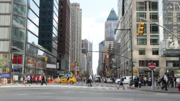 Люди переходят улицу в городе — стоковое видео