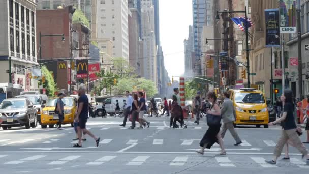 Gente cruzando calle en la ciudad — Vídeos de Stock