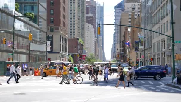 Menschen überqueren Straße in der Stadt — Stockvideo