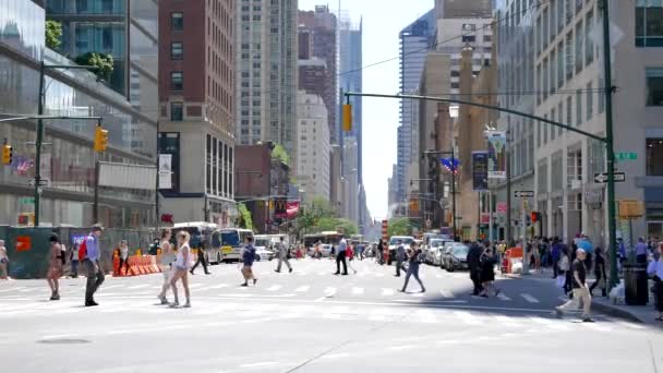 Люди перетині вулиці в місті — стокове відео