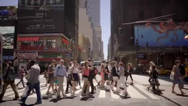 People crossing street in the city — Stock Video