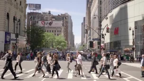 Pessoas cruzando rua na cidade — Vídeo de Stock