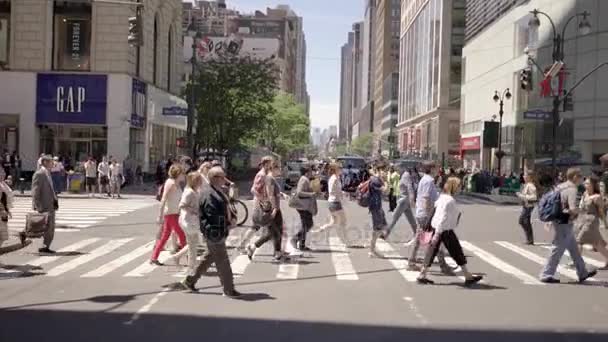 Pessoas cruzando rua na cidade — Vídeo de Stock