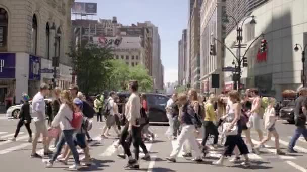 Люди перетині вулиці в місті — стокове відео