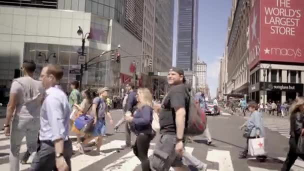 Mensen kruising straat in de stad — Stockvideo