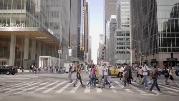 Люди переходят улицу в городе — стоковое видео