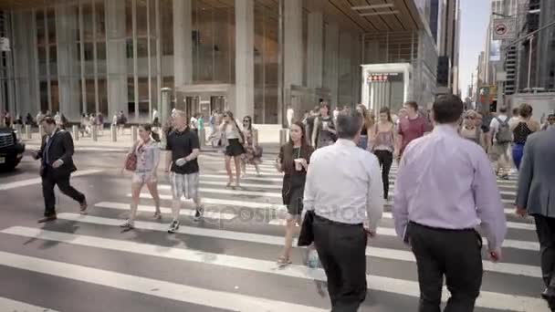 Persone che attraversano la strada in città — Video Stock