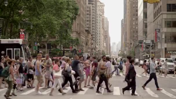 Άνθρωποι διέλευσης στο δρόμο στην πόλη — Αρχείο Βίντεο