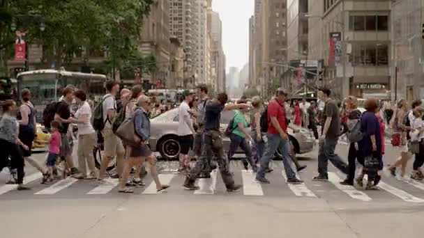 Gente cruzando calle en la ciudad — Vídeos de Stock