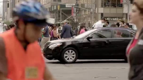 Persone che attraversano la strada in città — Video Stock