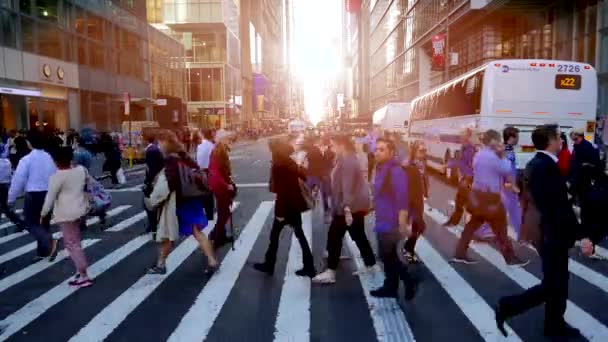 Mensen kruising straat in de stad — Stockvideo