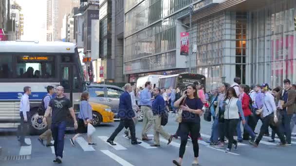 Mensen kruising straat in de stad — Stockvideo