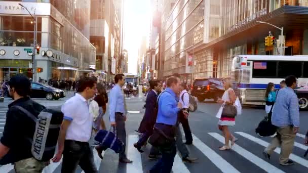 Personnes traversant la rue dans la ville — Video