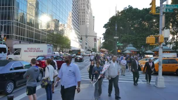 Mensen kruising straat in de stad — Stockvideo