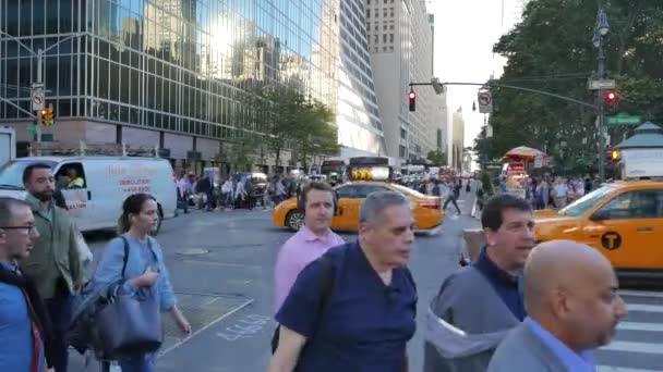 Personnes traversant la rue dans la ville — Video