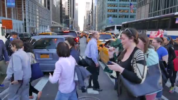 Pessoas cruzando rua na cidade — Vídeo de Stock