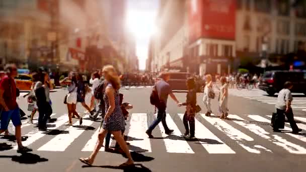 Mensen kruising straat in de stad — Stockvideo