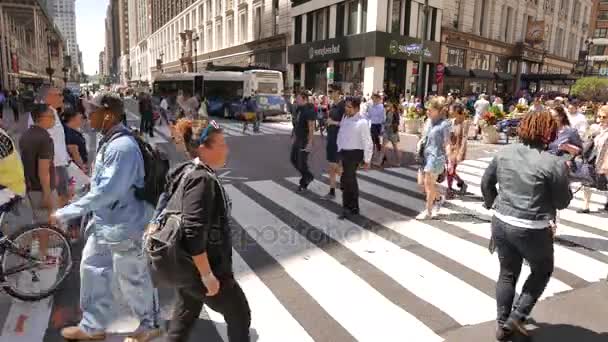 Menschen überqueren Straße in der Stadt — Stockvideo