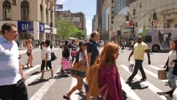 Pessoas cruzando rua na cidade — Vídeo de Stock