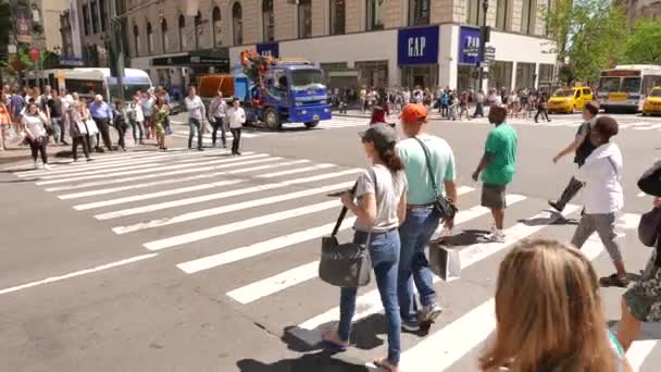 Gente cruzando calle en la ciudad — Vídeos de Stock