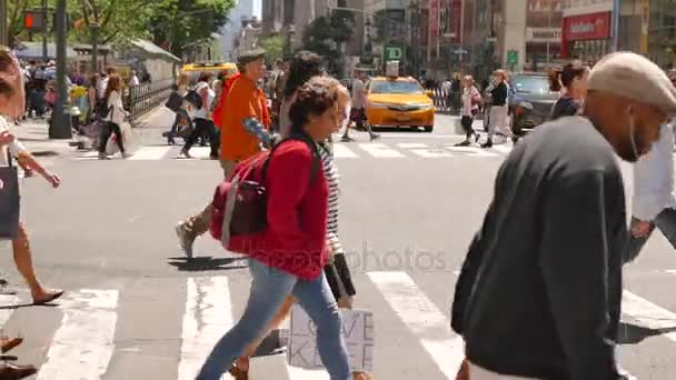 People crossing street in the city — Stock Video