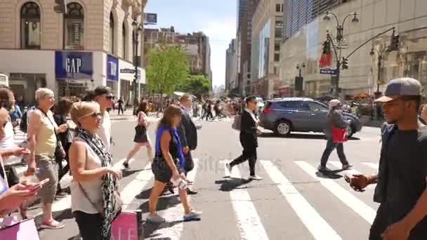 Pessoas cruzando rua na cidade — Vídeo de Stock