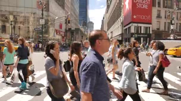 People crossing street in the city — Stock Video