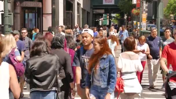 Gente cruzando calle en la ciudad — Vídeos de Stock