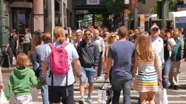 Mensen kruising straat in de stad — Stockvideo