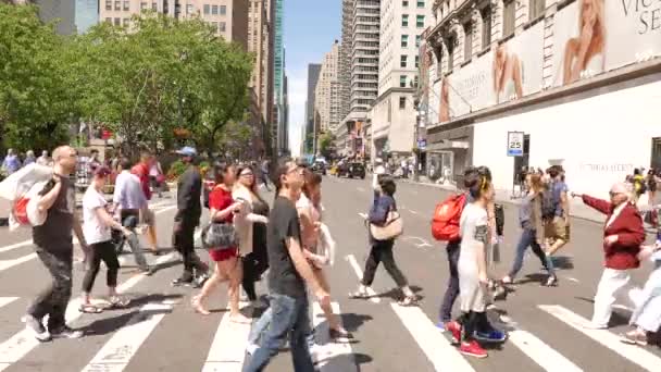 Menschen überqueren Straße in der Stadt — Stockvideo