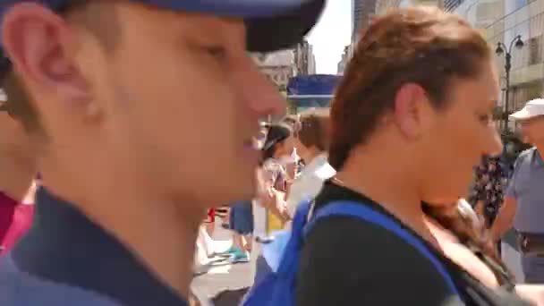 People crossing street in the city — Stock Video