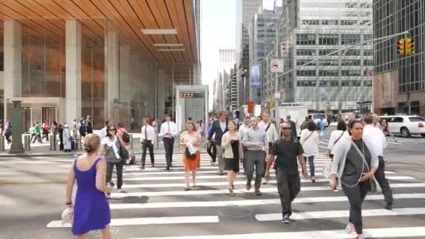 Pessoas cruzando rua na cidade — Vídeo de Stock