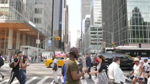 People crossing street in the city — Stock Video