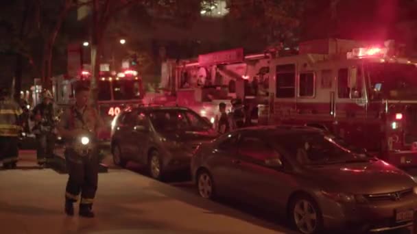 Camiones de bomberos en la calle — Vídeo de stock