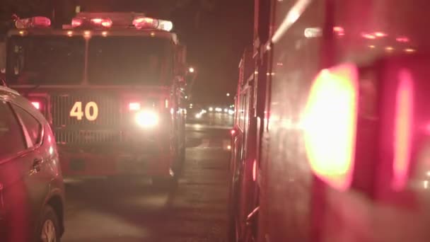 Camiones de bomberos en la calle — Vídeos de Stock