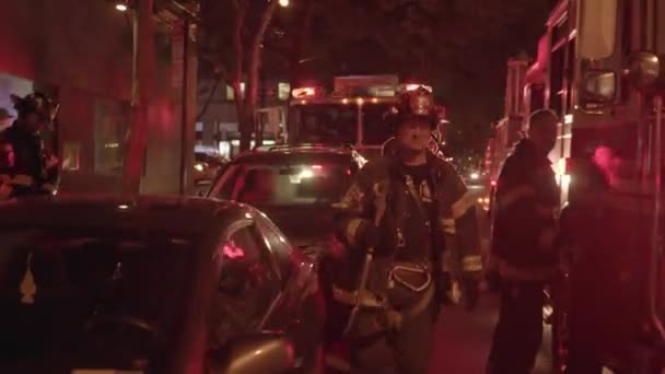 Camions de pompiers dans la rue — Video