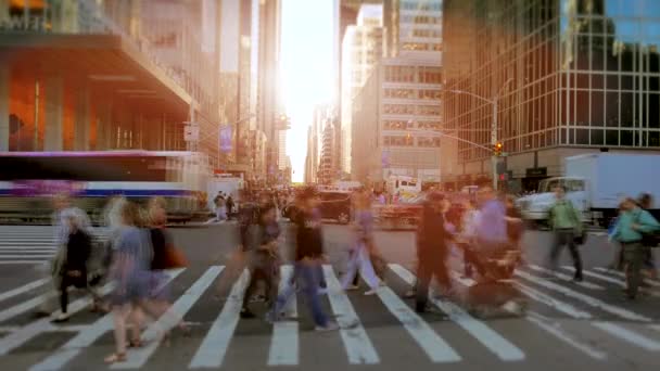 Les gens qui font la navette dans la ville — Video