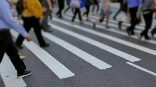 Les gens qui font la navette dans la ville — Video