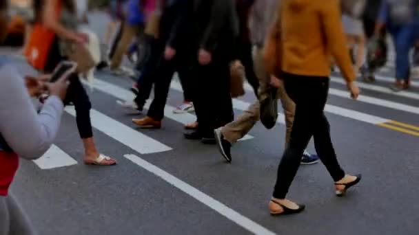 Personas que viajan en la ciudad — Vídeo de stock