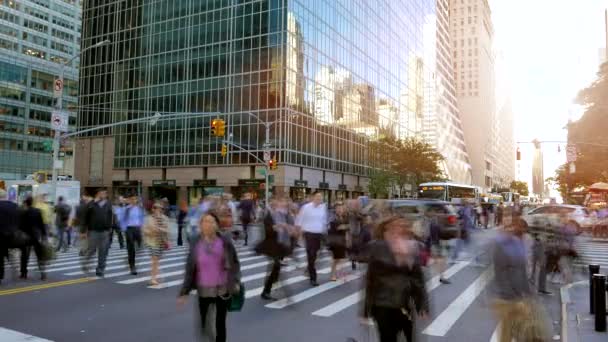 人々 は都市の通勤 — ストック動画