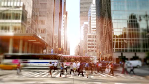 Personas que viajan en la ciudad — Vídeo de stock