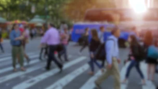 Люди, які спілкуються в місті — стокове відео