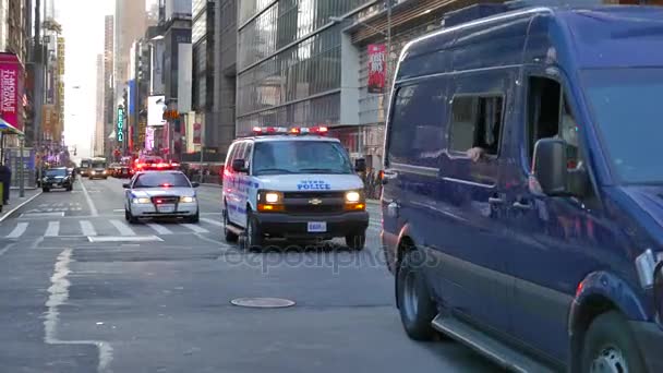 Polisbilar passerar i New York — Stockvideo