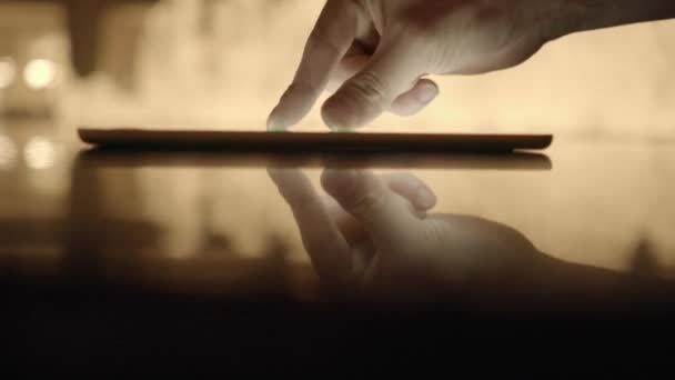 Person, die am Tablet arbeitet — Stockvideo