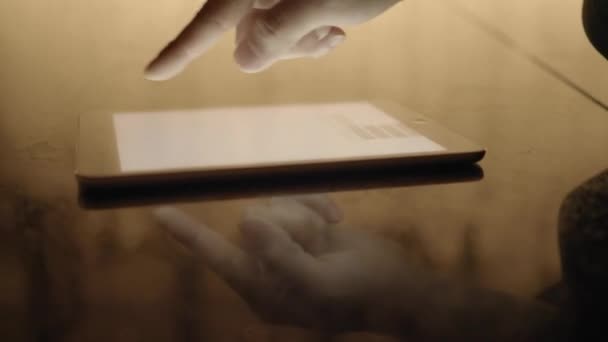 Osoba pracující na tabletu — Stock video