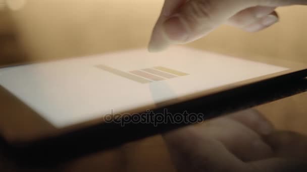 Personne travaillant sur la tablette 