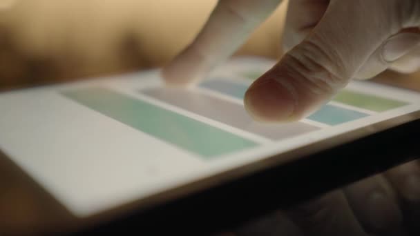 Personne travaillant sur la tablette 