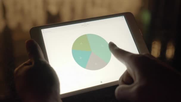 Personne travaillant sur la tablette — Video