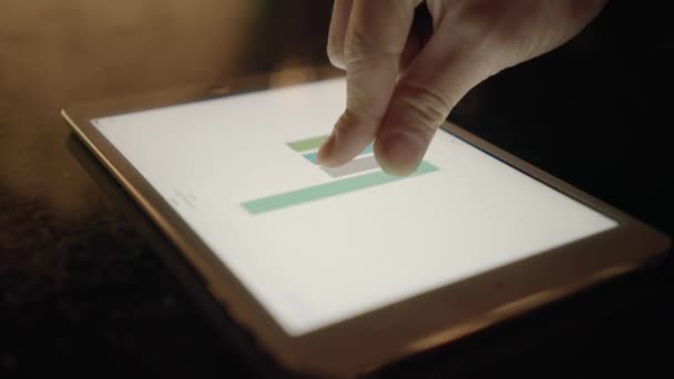 Personne travaillant sur la tablette 